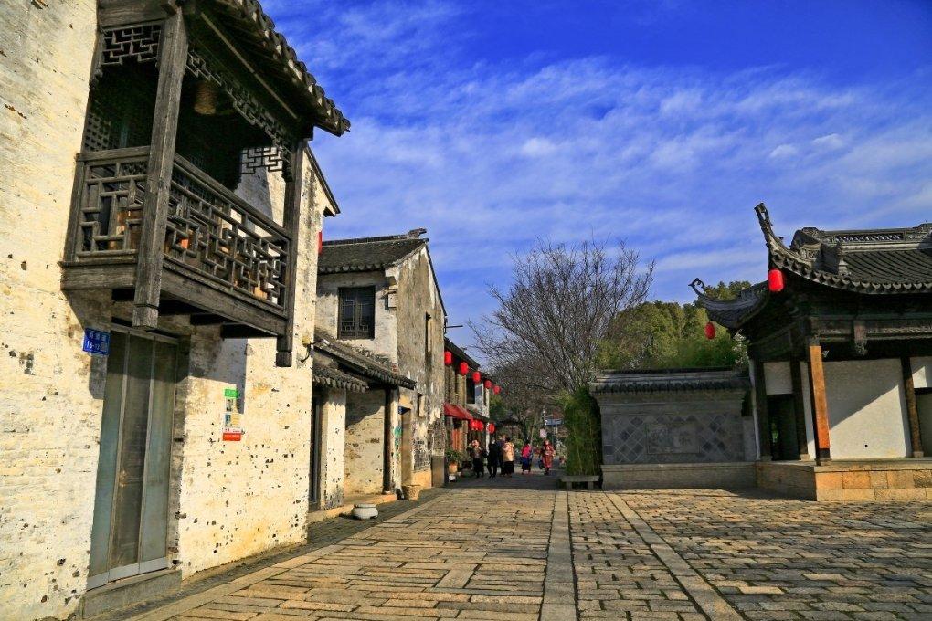 笑脸球的冒险之旅